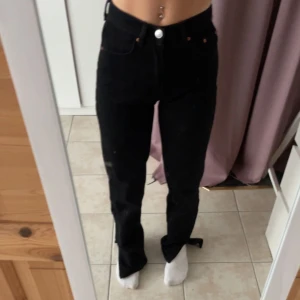 Mid waist jeans  - Mid waist jeans, kan passa en som har storlek 32 till mindre 36, jag använder säkerhetsnålar längst ner för de är för långa för mig som är 167🩷