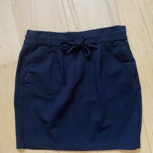 Kjol💗 - Fin och basic kjol från only💓Storlek S men passar även xs och m. Skicka frågor svarar alltid! Jag går men på att sänka pris💓