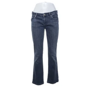 Lågmidjade bootcut jeans - Låg/normal midjade bootcut jeans från EDC by Esprit! köpta från Sellpy, de är i bra skick förutom på vissa små ställen (meddela mig för bild). Har aldrig använt ute och säljer för att dom inte passade helt i storleken.