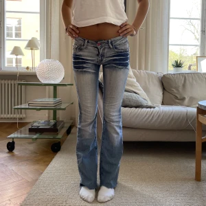Supercoola jeans 💖 - Skitsnygga lågmidjade jeans🥰 Midjemått 74 Innerbenslängd 77