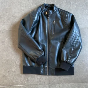 Läderimitation jacka - Den är bra skick, 140 cm läderimitation, kan förhandla priset.