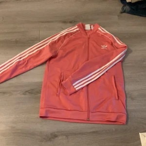 Addidaskofta - Barnstorlek 170  Sitter som M