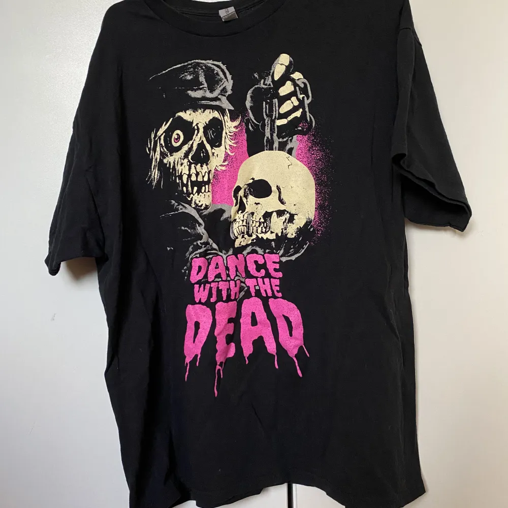 Merchendise från Dance With the Deads spelning i Stockholm sommaren 2022. Gjort i slitstark bomull. . T-shirts.