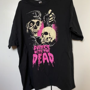 Dance With the Dead Merch - Merchendise från Dance With the Deads spelning i Stockholm sommaren 2022. Gjort i slitstark bomull. 