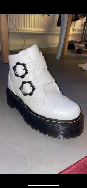Dr. Martens boots vita -  Storlek 37 säljes på grund av för små. Aldrig använda!