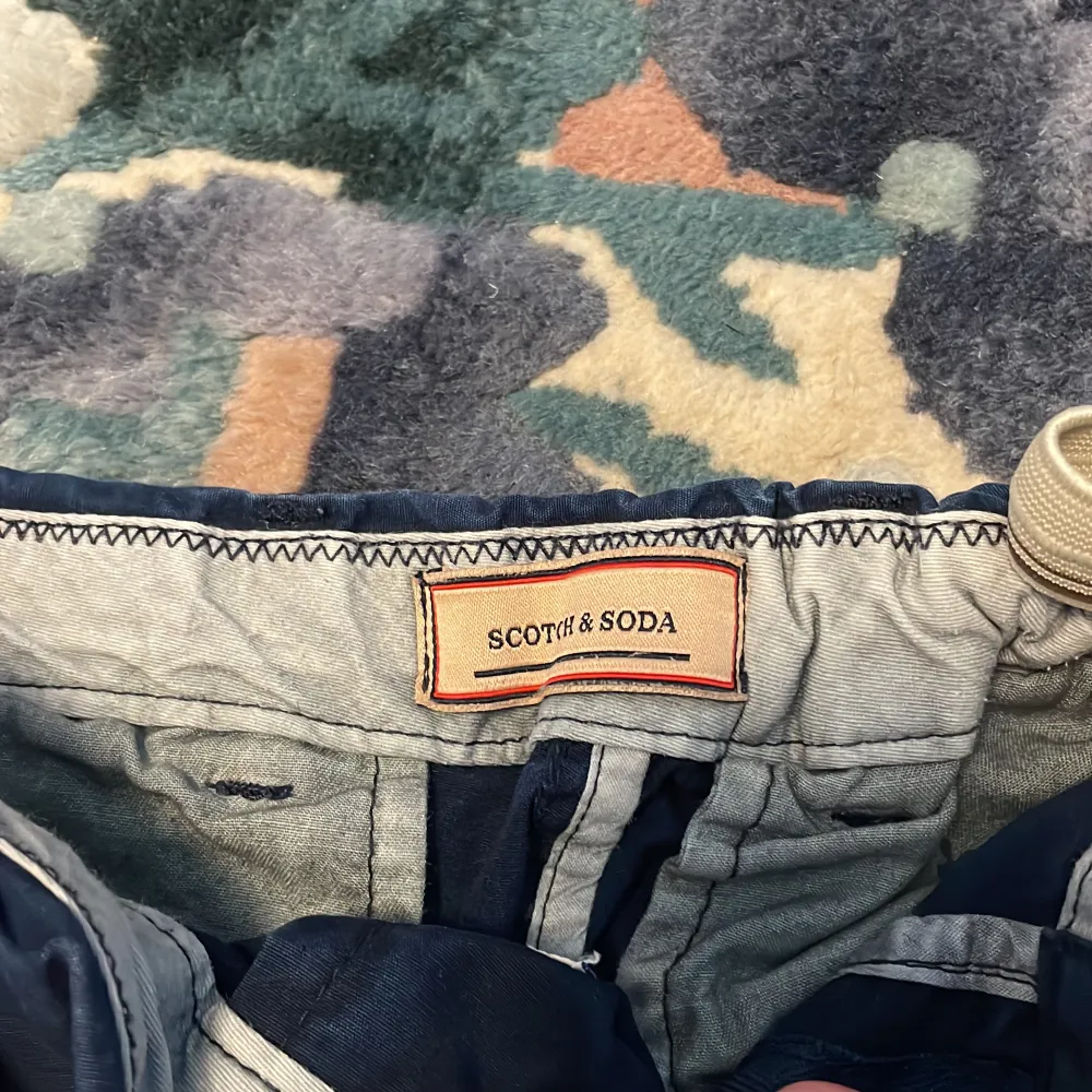 Scotch & Soda shorts. Passar ungdomar runt 14 år. Fint skick inte mycket spår av användning alls. Chinostyg. Shorts.