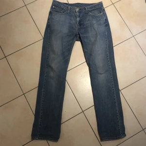 Levis 514 - Köpta för några år sen men använts sparsamt. L:30 och W:32. Köp sker via ”köp nu” funktionen. Nypris runt 1000 kr, säljer för 175 kr