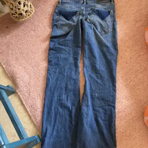 Lågmidjade jeans köpta på Detroit för runt 600kr, säljes för 220. Väldigt snygga fickor, kan vara inköpta på 2000-talet men kan också vara nyare, jag är inte säker eftersom att de köptes second hand.