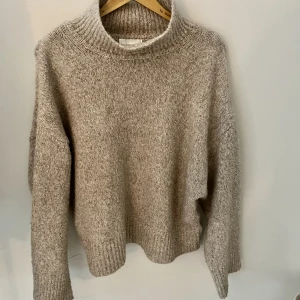 Stickad tröja  - Superfin beige stickad tröja med breda ärmar💓