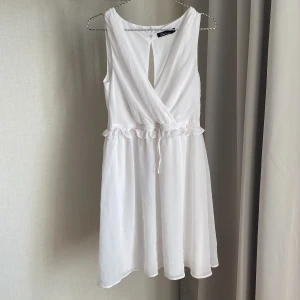 Klänning  - Vit Klänning i storlek 34 men passar även mig som är 38. Kommer tyvärr inte ihåg vad butiken heter, där den är köpt. Använd 2 gånger på skolavslutningar.