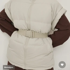 Beige väst  - Vårig fin beige väst från NA-KD, aldrig använd. Säljer då de inte riktigt är min stil. Nypris 700, mitt pris 300. Skriv privat för bilder❤️‍🔥