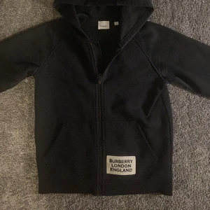 Burberry zip Hoodie  - Säljer nu denna burberry Hoodie mycket fint skick köpt på flannels junior storlek sitter som xs/s