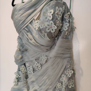 Klänning  - Säljer en fin balklänning, stl 34. 