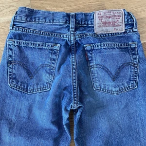 Jeans  - Lågmidjade Levis jeans som är i helt nytt skick! Midjemått är 37 cm, toatala längden är 99 cm! 
