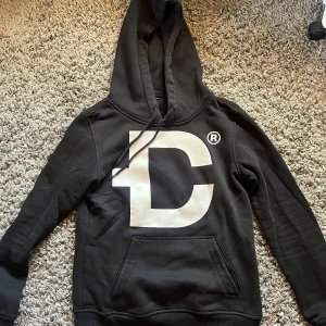 Dirtcült hoodie - Använd fåtal gånger, fint skick inga hål osv