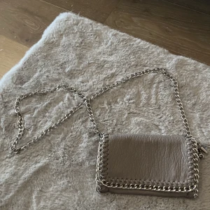 Tiamo väska - Säljer min gråa fina tiamo väska. 