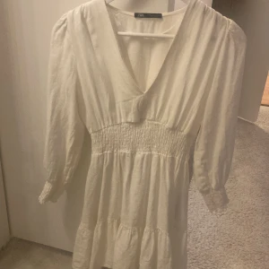 Klänning  - Jag köpte denna klänning förra året till skolavslutningen men aldrig använt den sän dess. Den är super skön och fin❤️kontakta mig för fler frågor 