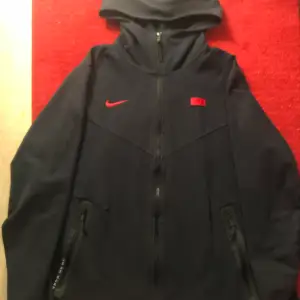 Hej säljer nu min Nike hoodie då jag inte använder den längre  Har inga håll eller fläckar  Köpt för 1349 säljer för 600kr Size L