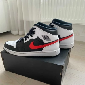 Jordan 1 - Jordan 1 ”Chile Red”.  Nypris hos Merch Sweden 2999kr, mitt pris 700kr.  Använda 1 gång, i nyskick som även syns på bilden. Storlek 47 men passar 46. Kan mötas upp i Stockholm eller frakta. Box medföljer!
