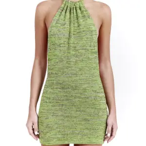 Jättefin grön klänning, lånade bilder. Säljer då den inte kommer till användning. :)