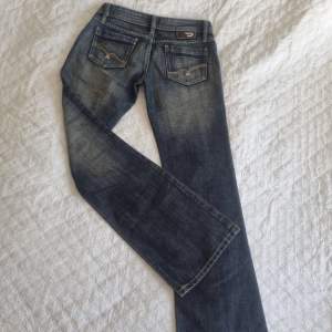 Säljer dessa Diesel bootcut jeans med låg midja. Midjemått: 80 cm, innerbenslängd: 85💕 jättebra skick, knappt använda🩷 skriv för fler bilder eller andra mått 🙏