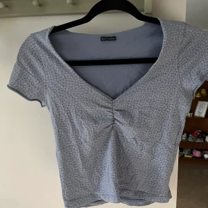 Brandy Melville tröja - En brandy Melville tröja i one size köpt i boston för flera år sedan. Har använts men tröjan är inte sliten och har mycket mer att ge. Sitter som en xs-s och passar mig som använder s. Säljer då jag bara inte får användning för den längre.  