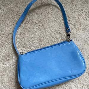 En liten blå handväska med syntet skinn, hör av er vid frågor 