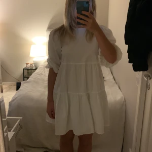 Zara - Super fin klänning nu mot skolavslutningar eller bara en varm dag!! Andvänd få gånger men känns som jag aldrig hittar ett bra tillfälle så säljer den nu💗💗kom privat för bilder eller info!
