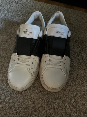 Valentino skor  - Valentino skor i bra skick. Dustbag medföljer 
