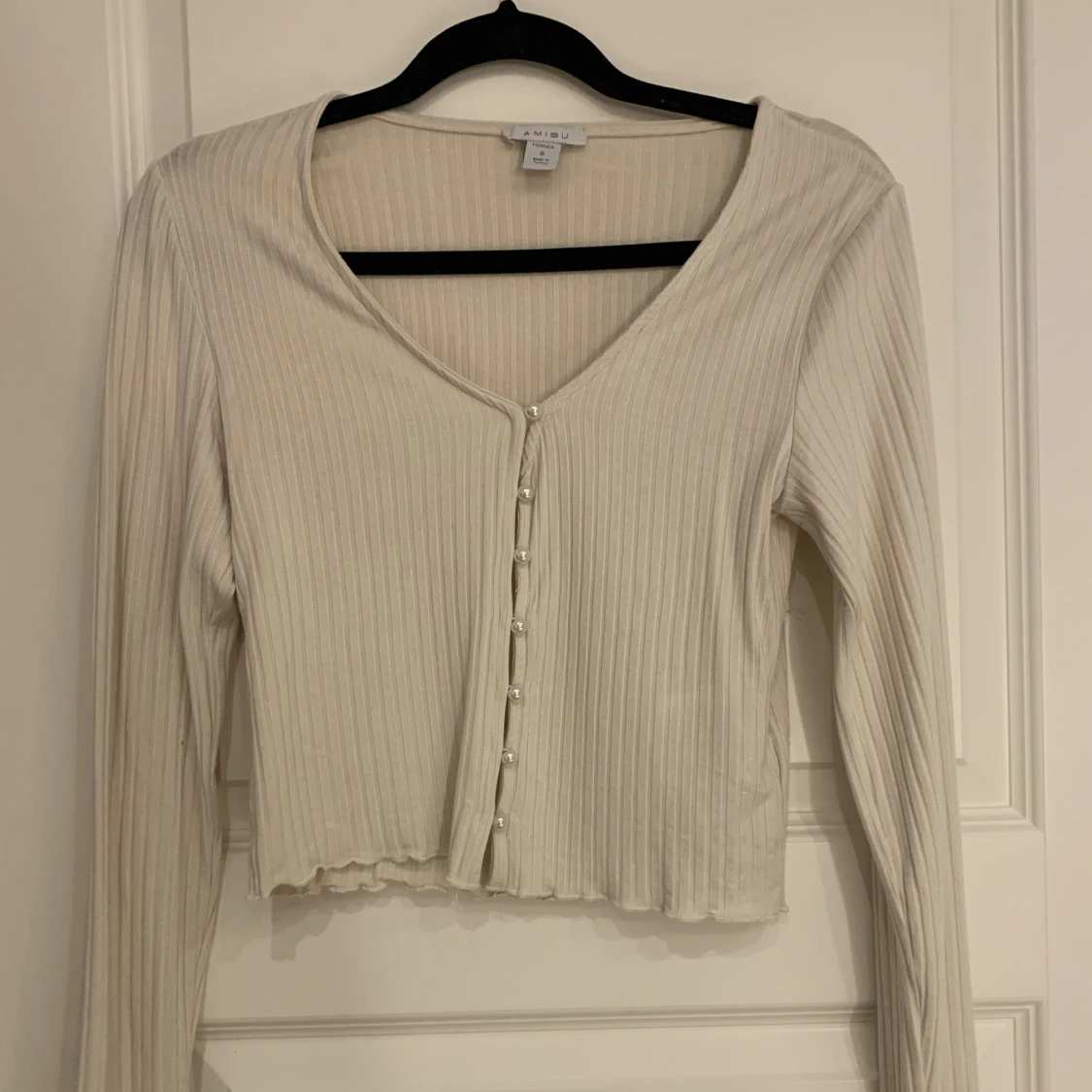 Beige topp med pärlor - 90