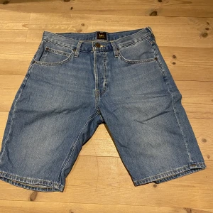 Levis shorts (jorts) - Levis shorts perfekta till sommaren i storlek W31. Är själv 185 o de är för korta. Knappt använda alls.