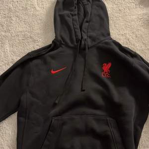 Säljer denna Liverpool hoodie som tyvärr inte komemr till användning. Säljs för 200 kronor men priset kan diskuteras.