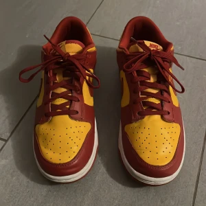Nike dunks low - Säljer mina dunk low midas gold. Använda få gånger. Skick 8/10. Nypris 1800 kr, kvitto finns Priset kan diskuteras