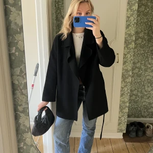 Kappa från Twist & Tango 🫶🏼 - Kappa från Twist & Tango 🫶🏼 i väldigt fint skick! Passar perfekt till hösten då den ändå värmer men inte är för tjock 🌸 storlek 36!  Nypris: 1500 kr