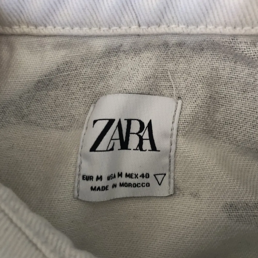 Riktigt fet overshirt köpt ifrån Zara. Köpt direkt från hemsidan och har aldrig använts. Jackor.