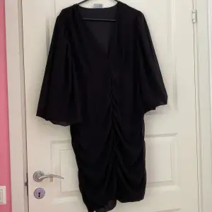 Säljer denna svarta festklänning från veromoda. Endast använd en gång. Det finns dock en lös tråd vid ärmen. ❤️❤️