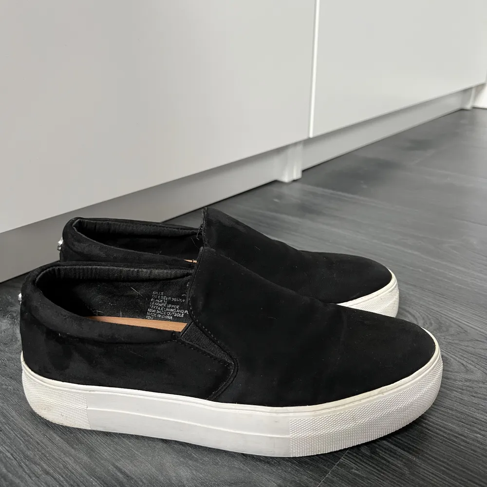 Steve Madden sneakers i väldigt bra skick. Använda fåtal gånger. Storlek 39. . Skor.