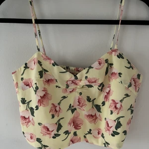 Blommigt linne från bikbok  - Blommigt linne från bikbok, jätte fint men inte min stil så inte fått så mycke användning för det, något täcken på användning men annars fint skick 