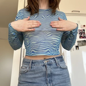 Mechtopp  - Blå mechtopp från okänt märke. Märke M, men stiller inte super tight på mig så kan även passa L. Genomskinlig