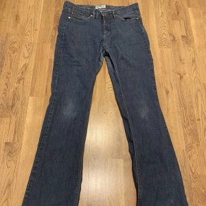 Low waist jeans bootcut  - TAR ENDAST SWISH!! Skit snygga low waist jeans som är booucut, säljer då dom inte passar mig, står att de är storlek 40 men sitter som 34-36❤️‍🔥. Från hampton republic 