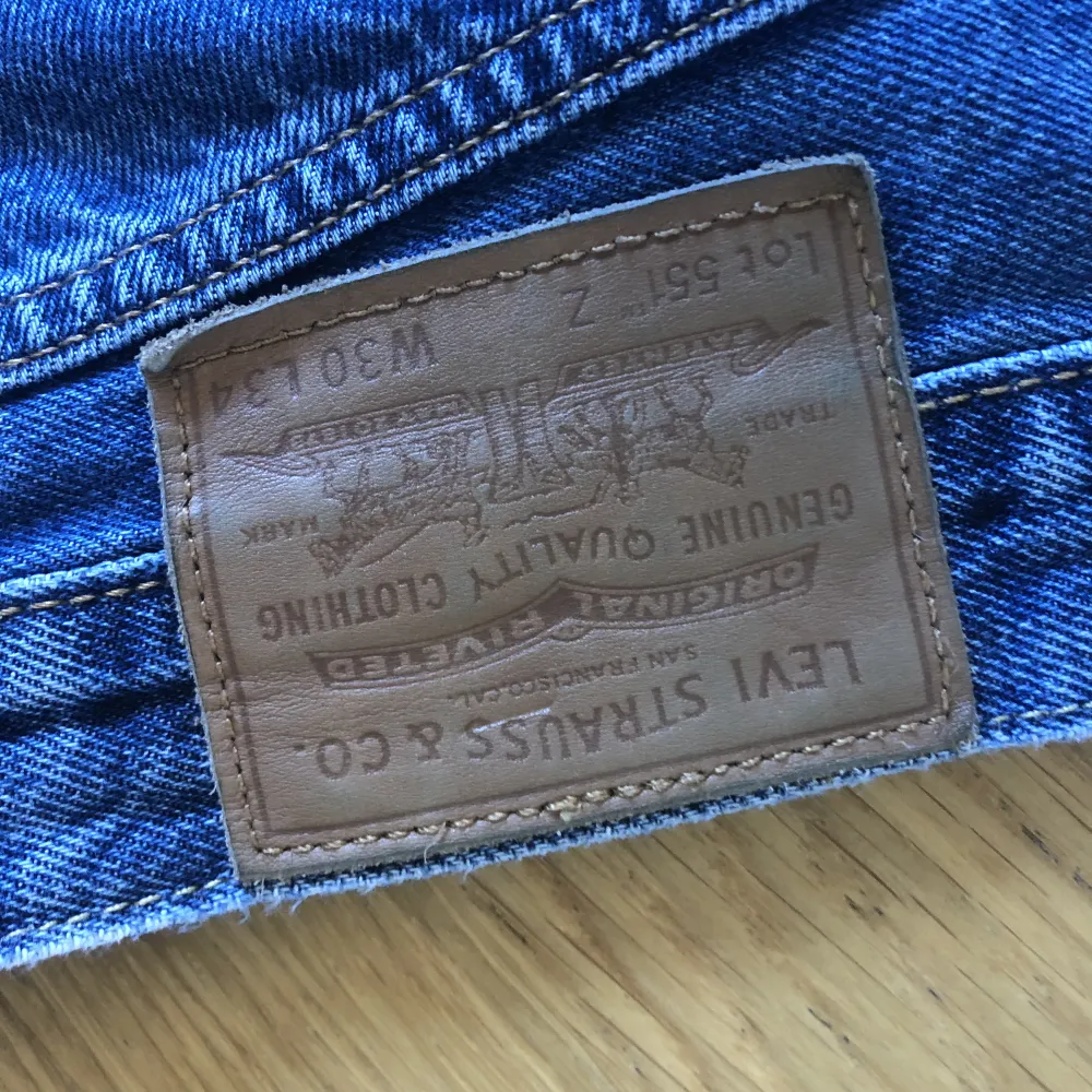 Levi’s 551 jeans. W30 L34. Köpta 2021 men inga större tecken på användning, säljer då de blivit för små. Nypris ca 1200. Jeans & Byxor.