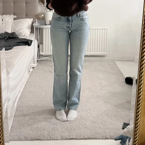 Jeans - Säljer nu dessa snygga jeans från Zara då jag ej använder dem längre, sparsamt använda.