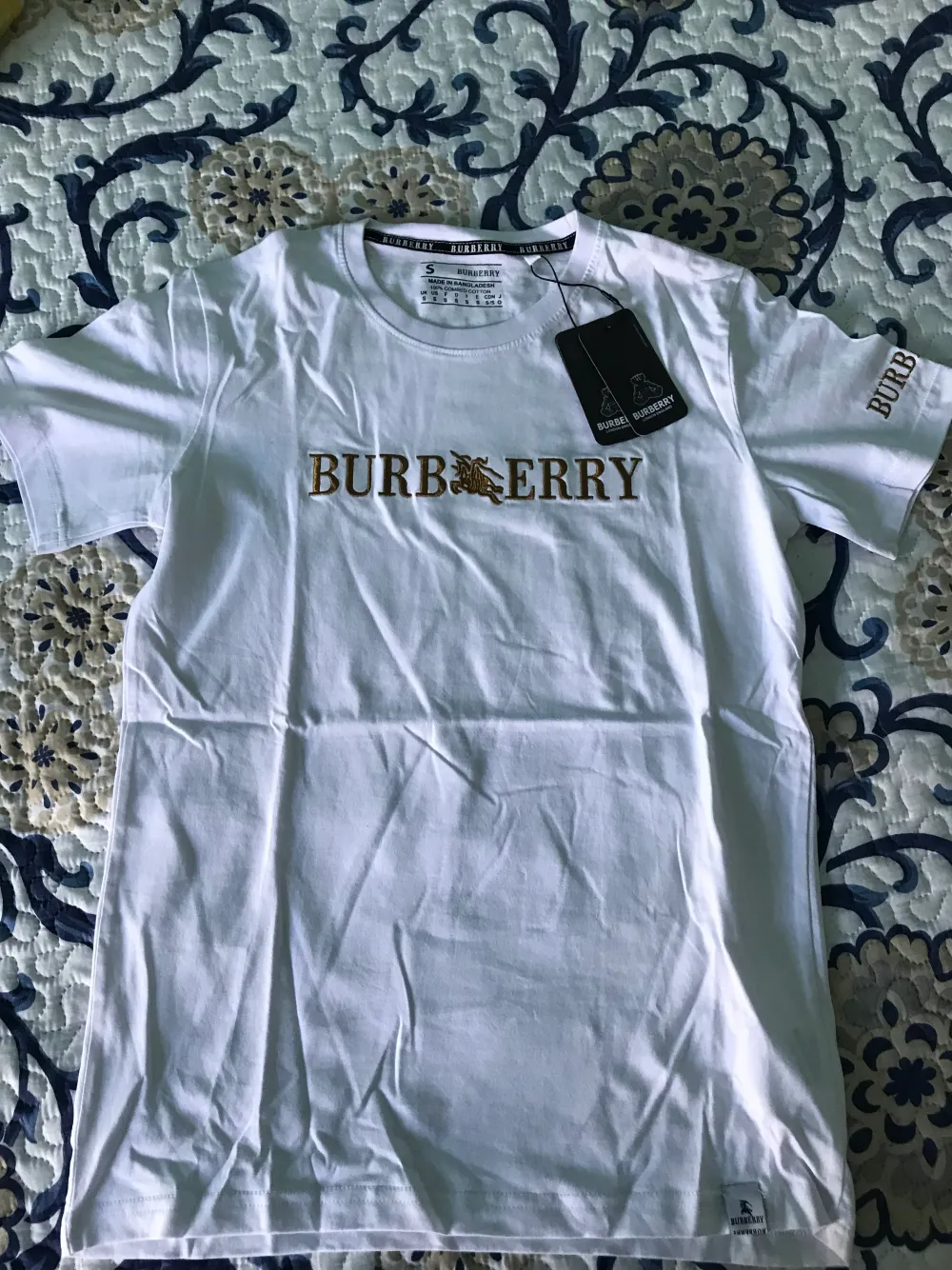 Ny Buberry t-shirt 1:1  Väldigt fin kvalite   . T-shirts.
