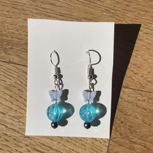 Blå örhängen - Söta blå handgjorda örhängen!💙 De är alltså helt nya och oanvända 💎🌟örhängena är runt 3 cm långa🥰