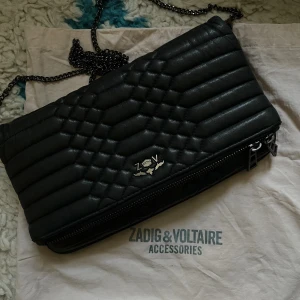 Zadig Voltaire Väska  - Ovanlig Zadig Voltaire Väska Bra skick Köpt 2016 i Barcelona Bredd: 26 Längd:15 djup:3