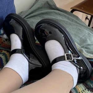 Mary Janes skor  - Svarta Mary Janes skor i strl 40! Inga defekter och använda av mig endast en gång. Priset kan diskuteras, men köparen står för frakten :) 