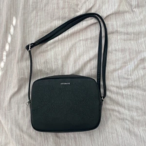 Handväska  - Svart handväska med fake skinn och justerbart axelband, säljer pga ingen användning, perfekt skick. Skriv privat för frågor eller bilder💕 Diskuterar inte pris.