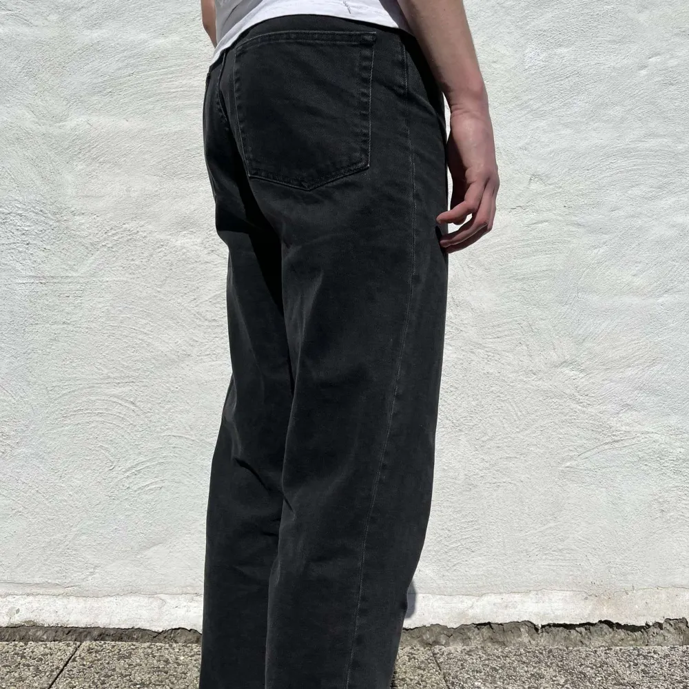 Snygga mörkt grå- svarta heans från Yourturn i storlek 30/32. Raka i modellen. Bra skick.. Jeans & Byxor.