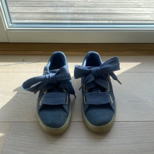 Puma Suede - Puma Suede i specialdesign med vit sula med gulddetaljer i. Skorna är i använt skick och pris går att diskuteras. Likadana snören fast i sammet är även inkluderade.✨
