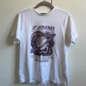 Ganni t-shirt  - Säljer denna ganni t-shirt som är i nyskick. 